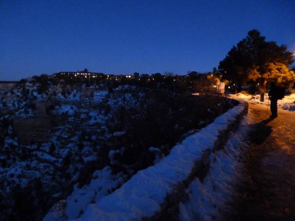 Já quase escuro, chegando ao alto do Grand Canyon, no Arizona, nos Estados Unidos